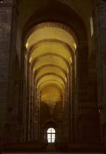 Schweiz Payerne, ehemalige Abteikirche Notre Dame. Baudenkmal europ�ischen Ranges. 3-schiffige romanische Kirche aus dem 11. Jh. mit cluniazensischem Vorbau. Plan�nderung im Bild deutlich sichtbar an verschobener Achse. Aufnahme vom Chor aus Richtung Mittelschiff nach Westen. Mai 1983, HQ-Scan ab Dia.