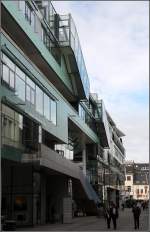 Krefeld Behnischhaus in Krefeld: Hier ein Blick entlang der Ostseite. Aufgrund der angeh�ngten Treppen und der vor und R�ckspr�nge hat das Geb�ude etwas maschinenhaftes. 20.03.2010 (Matthias)