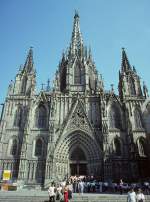 barcelona Barcelona, Catedral de la Santa Creu i Santa Eul�lia. Grundsteinlegung 1298, Westfassade neugotisch, 1887-1898, mittlerer Turm 1906-1913. Die spitzen Wimperge sowie die gebrochenen Turmhelme verraten deutsche Handschrift. Aufnahme von Aug. 1994, HQ-Scan ab Dia.
