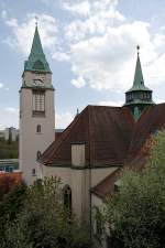 Schweiz Biel/Bienne, r�m.-kath. Kirche St. Marien (Maria Immaculata). 1926-29 von Adolf Gaudy in den Hang gestaffelte neugotische Doppelkirche mit markantem Glockenturm, unter Einbezug der Frontturmkirche 1867-70 von Wilhelm Keller. Auf Kuppelraum aufgesetzter Dachreiter, dessen Helm und jener des Glockenturms m. E. im Jugendstil. Blick Richtung S�dwesten, 27. April 2010, 15:45