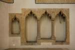 Schweiz Biel/Bienne, ref. Stadtkirche, ehemals St. Benedikt. Priesterdreisitz mit Lavabo in der S�dwand des Chors aus der Bauzeit von 1451-70. Wieder freigelegt 1909-11. Sprialige S�ulchen tragen mit Nasen besetzte Kielbogen. 27. April 2010, 16:28