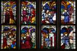 Schweiz Biel/Bienne, ref. Stadtkirche, ehemals St. Benedikt. Unterste Partie des zentralen Chorfensters mit Passion Christi und Leben des hl. St. Benedikt. Hervorragende Glasmalerarbeit, 1457 von der Stadt Biel gestiftet, 27. April 2010, 16:34