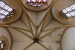 Schweiz Biel/Bienne, ref. Stadtkirche, ehemals St. Benedikt. Polygonaler Chor mit 5/8-Abschluss und extrem spitzwinkligen Rauten- sowie Dreiecksb�gen. Kreuzrippengew�lbe, Gew�lbekappen z.T. floral bemalt, 27. April 2010, 16:30