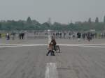 Stadtansichten Wo fr�her Flugzeuge starteten und landeten, spielen nun Kinder. Berlin Tempelhof, 9.5.2010