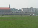 Stadtansichten S-Bahn, Polizei und Besucher des neuen Parks Tempelhof. Duie Anfahrt mit �ffentlichen Verkehrsmitteln wurde empfohlen - aussteigen konnte man beispielsweise am S- und U-Bahnhof Tempelhof, am U-Bahnhof Platz der Luftbr�cke oder am U-Bahnhof Boddinstra�e (von dort weiter zur Herrfurthstra�e). 9.5.2010