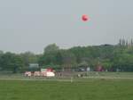 Stadtansichten Drei Ein- und Ausg�nge gibt es derzeit am neuen Park auf dem alten Flughafen Tempelhof, sie sind markiert mit roten Ballons. Das ist bei dem kilometerweiten Gel�nde mehr als hilfreich. 9.5.2010