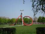 freiburg Freiburg im Breisgau,
der Eschholzpark errichtet 1982,
mit dem Kunstobjekt von C.Oldenburg/New York,
der �ber 8m hohe Wasserhahn mit Gartenschlauch erinnert
an die vormalige Gartenanlage,
April 2010