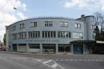 Biel-Bienne Biel/Bienne, Grand Garage du Jura, 1928-29 erbaut von Eduard Schmid. Eleganter Flachdachbau des Neuen Bauens �ber segmentf�rmigem Grundriss. Befensterung entsprechend ehem. Nutzung f�r Werkstatt, B�ros und Wohnungen. 27. April 2010, 15:40