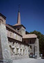 Schweiz Romainm�tier, ehem. Cluniazenserpriorat St-Pierre-et-St-Paul, Stiftskirche. S�dlicher Teil Langhaus mit Vierungsturm und s�dlichem Querschiff, Fragmente des abgebrochenen Kreuzgangs. In 3 Etappen organisch gewachsene Anlage, ab fr�hem 11. Jh. �lteste und zugleich bedeutendste romanische Klosterkirche in der Schweiz. Aufnahme von Aug. 1999, HQ-Scan ab Dia.