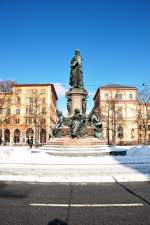 Munchen Das Maxmonument. Zu Fu�e sitzen die vier Tugenden (M�nchen-Lehel/Jan10)