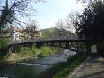 freiburg Freiburg im Breisgau, der Mariensteg,
die eiserne Fu�g�ngerbr�cke mit 35m Spannweite f�hrt �ber die Dreisam,
wurde 1901 erbaut und 1980 erneuert,
April 2010
