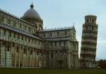 Italien Pisa, Dom (Dom Santa Maria Assunta) auf dem Campo dei Miracoli (Feld der Wunder). Bau der haupts�chlich romanischen Kathedrale ab 1063, mit �nderungen und Erweiterungen bis 1350. Der ber�hmte schiefe Turm wurde 1173/74 auf lehmigem Morast und Sand gebaut, neigt sich um fast 4� und ist 55 m hoch. Aufnahme/Zustand von April 1990, HQ-Scan ab Dia.