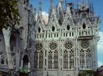 barcelona Barcelona, Sagrada Fam�lia (Temple Expiatori de la Sagrada Fam�lia), neukatalanischer Entwurf von Antoni Gaud� - Anlehnung an die Neugotik, wuchernde florale Elemente. Bau ab 1882, unvollendet. S-Teil Langhaus nach NE, links Fragment der SW-Fassade. Gem�ss Satellitenbilder wird mindestens schon eingew�lbt. Papst Benedikt XVI. will am 7. November 2010 den Altar der Basilika weihen. Aufnahme/Zustand von Juli 1994, HQ-Scan ab Dia.