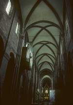 Worms Worms, Kaiserdom. Haupts�chlich romanischer Bau, ab 1130, sp�tere Ver�nderungen, bzw. Wiederherstellungen. Die quadratischen Mittelschiffs-Doppeljoche mit Rippengew�lbe erreichen 27 m H�he. Hochaltar (im Hintergrund) im Ostchor barock, um 1698. Aufnahme von Aug. 2002, HQ-Scan ab Dia.
