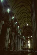 Italien Milano, Mail�nder Dom (Duomo di Santa Maria Nascente), Mittelschiff nach Osten, 45 m hoch. Nach Sevilla zweitgr�sste gotische Kathedrale der Welt. Bau 1387-1908. Sehr hohe Pfeiler/Arkaden, ohne Triforium, Obergaden verk�mmert. Italienische Erbauer spotteten �ber Theorie sowie Praxiserfahrung herangezogener franz�sischer Baumeister und realisierten trotz expliziter Warnung (�ber-) schlanke Pfeiler. Gl�cklicherweise gab es bisher keine Katastrophe. Aufnahme von Dez. 1993, HQ-Scan ab Dia.