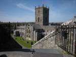 Europa Obwohl die kleinste Stadt Gro�britanniens fast kleiner ist als ihre Kathedrale, muss man sich doch ganz bewusst auf die Suche machen, um die Kathedrale zu finden, die, bei solchen Geb�ude sonst �blich, versteckt in einem Tal kauert. 
Ganz, ohne Ecken abzuschneiden ist es uns nicht gelungen, den pr�chtigen Bau abzulichten und so musste man sich was einfallen lassen um Kathedrale und Umgebung einigerma�en glaubhaft zu fotografieren.
