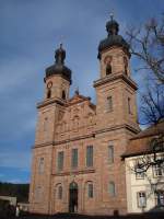 Deutschland St.Peter im Schwarzwald,
die ehemalige Klosterkirche,
1724-27 vom Vorarlberger Peter Thumb im Barockstil erbaut,
hier die Front in rotem Sandstein mit zwei Zwiebelt�rmen,
Okt.2009