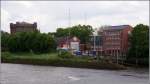 Bremen Direkt an der Weser liegt die Zentrale der Deutschen Gesellschaft zur Rettung Schiffbr�chiger (DGzRS). Hier ist auch die Seenotleitung untergebracht, die den Einsatz der Seenotkreuzer und Seenotrettungsboote koordiniert. Links im Bild �berragt der ehemalige Wasserturm die B�ume. 23.05.2010