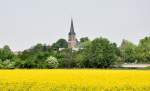 Deutschland Die Kirche in Euskirchen-Euenheim, eingerahmt von Raps und 'frischem Gr�n' - 20.05.2010 