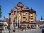 deutschland Herbolzheim,
das Rathaus von 1768, wurde 1891-92 aufgestockt und 
die Giebelfassade im Neurenaissancestil aufwendig gestaltet,
Mai 2010 