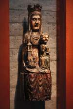 Schweiz Biel/Bienne, r�m.-kath. Kirche Christ-K�nig. Marienstatue mit Christuskind in der Kapelle. Figur war ein Geschenk an den ersten Pfarrer und F�rderer des Kirchenbaus, Urs Heidelberger, gewesen (etwa 1970). Dieser meinte damals, die Statue sei 'sehr alt'. Ich will mich nicht auf die �ste herauslassen, sch�tze Herstellung um etwa 1200-1400. Aufnahme vom 23. Mai 2010, 14:14