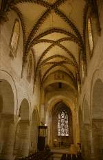 Schweiz Romainm�tier, ehem. Cluniazenserpriorat St-Pierre-et-St-Paul, Stiftskirche. Mittelschiff Richtung Osten und Chor. 2-zoniger Wandaufbau, mit Arkaden und Obergaden, romanisch. Gew�lbe bereits in Ank�ndigung der Gotik spitzbogig und mit Kreuzrippen, ebenfalls im Chor. In 3 Etappen organisch gewachsene Anlage, ab fr�hem 11. Jh. �lteste und zugleich bedeutendste romanische Klosterkirche in der Schweiz. Aufnahme von Aug. 1996, HQ-Scan ab Dia.