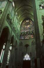 Frankreich Amiens, Kathedrale Notre Dame. Blick in das 3-schiffige und 3-jochige Nordquerhaus (hier nur 2 Schiffe sichtbar) mit bemerkenswerter hochgotischen und farbverglasten Rose. Darunter stehendes Triforium v�llig hinterfenstert, da Bestandteil der Nordquerhaus-Fassade. Aufnahme von April 1994, HQ-Scan ab Dia.