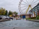 Guben Friedrich Wilke Platz mit Wasserspiele und Riesenrad (Teilansicht) und Werbeblock, '775 Jahre Stadtrecht Guben/Gubin', 03.06.10