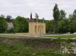 gubin Blick auf neugestalteter Neisseinsel Gubin mit Teilwiederaufbau Eingangsportal Stadttheater, 03.06.10