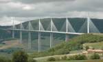 europa Das Viadukt von Millau/Frankreich. Fotografiert am 02.06.2010. Die weltgr��te und h�chste Br�cke. Am 14.12.2001 wurde der Grundstein gelegt und am 16.12.2004 wurde die Br�cke in Betrieb genommen. Technische Daten: Gesamth�he am oberen Ende der Stahlbetonpfeiler betr�gt 343 m. Der h�chste St�tzpfeiler hat 245 m. Die Gesamtl�nge der Br�cke betr�gt 2460 m. Es wurden 205000 Tonnen Beton und 36000 Tonnen Stahlger�st verbaut. 