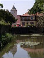 deutschland Der Taubenturm von Schloss H�nnefeld wurde 1710 nach franz�sischen Vorbild errichtet. Daneben ist das Cafe Alte Rentei zu sehen.06.06.2010