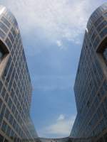 Neuere Architektur und Bauwerke Blick in den blauen Berliner Himmel zwischen den T�rmen des Bundes-Innenministeriums im Juni 2010.