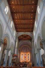 Schweiz Glarus, Stadtkirche. Mittelschiff in Richtung Chor nach Westen. 1863-66 nach Pl�nen von Ferdinand Stadler in klassizistischer Neuromanik gebaut. Sp�tere Umgestaltungen, Neuausstattungen. Aufnahme w�hrend Pause Konzertprobe vom 05. Juni 2010, 15:12