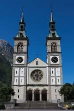 Schweiz Glarus, Stadtkirche. Doppelturmfassade von Osten. Lisene und Rundbogenfriese lehnen sich an die Romanik, Rosenfenster mit Vierpass-Masswerke mit gotischem Vorbild. Aufnahme vom 05. Juni 2010, 10:45