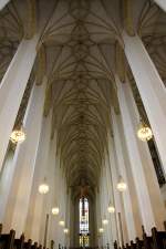 Munchen M�nchen, Dom zu Unserer Lieben Frau. Hallenkirche mit hohen Achteckpfeilern und sp�tgotischem (re-gotisiertem) Sterngew�lbe, 31 m hoch. Mittelschiff nach Osten. Aufnahme vom 18. Juni 2010, 15:10