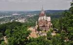 deutschland Die Drachenburg, vom Drachenfels aus fotografiert. Im Hintergrund der Rhein und Bonn - 13.06.2010