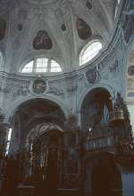 Schweiz Muri AG, ehemalige Klosterkirche. Urspr�nglich romanische Anlage mit zahlreichen Ver�nderungen bis zur Barockisierung. Innenaufnahme in Richtung Chor nach Nordosten. Teil des 25 m hohen Kuppeloktogons. Aufnahme von Juli 1994, HQ-Scan ab Dia.