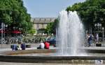 Sommerfeeling in Bonn. Im Vordergrund der Brunnen am Kaiserplatz, im ...