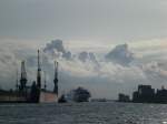 Hamburg Ein sehr imposantes Bild auf den Hamburger Hafen.Die Wolken haben es dann noch mehr verfeinert.