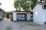 Hannover Eine Garage mit Schlumpmotiven im Lehrte/Hohnhorstweg, gesehen am 07.07.2010.