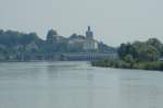 wachau Schlo� Ybbs liegt genau hinter dem �ltesten Donaukraftwerk und Schleuse Ybbs Persenbeug. 03.07.2010
