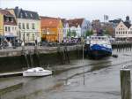 Husum Blick von der Fussg�ngerbr�cke �ber den Hafen mit der NORDERTOR als Schiffsrestaurant und Hafencafe zur Hafenstra�e bei Niedrigwasser; 23.05.2010
