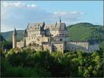 verschiedenes Die imposante Stauferburg, die m�chtigste noch bestehende Wehranlage Luxemburgs, zeugt heute noch, dass die Grafen von Vianden bis ins 15. Jahrhundert die m�chtigsten Herren zwischen Rhein, Mosel und Maas waren.
Die Burg besitzt eine innere Mauer mit Eckt�rmen. Innerhalb dieser Kernburg befinden sich die Wohnr�ume, Fests�le und Wirtschaftsr�ume. Der �u�ere Mauerring ist deutlich niedriger und bietet durch drei auf einander folgende Tore Zugang zum Innern der Burg. Die Anlage ist insgesamt etwa 85 Meter lang und 30 Meter breit.
Die interessantesten R�ume sind die Burgkapelle und der kleine Palas, die im 12. Jahrhundert und w�hrend der ersten H�lfte des 13. Jahrhunderts erbaut wurden. Der J�licher Bau und der Nassauer Bau wurden erst im 17. Jahrhundert errichtet. Der Rittersaal der Burg fasst bis zu 500 Personen.
Ursprung der gesamten Anlage bildete eine r�mische Wachanlage ab dem ausgehenden 5. Jahrhundert. Von 1417 bis zur Franz�sischen Revolution war die Burg im Besitz des Hauses Oranien-Nassau. Die Burg wurde w�hrend der franz�sischen Revolution konfisziert, jedoch 1815 an Gro�herzog Wilhelm I. von Luxemburg zur�ckgeben. Wenzeslas Coster, der damalige B�rgermeister der Stadt, erwarb die Burg 1820 bei einer Versteigerung. Er setzte die verk�uflichen Materialien der Burg wie zum Beispiel Kupferbedachung, Bleiverglasung, Holzt�felung und Eisenbeschl�ge schnell ab, worauf die Burg zusehends verfiel. 1890 kam die Burg mit Gro�herzog Adolf in die H�nde des �lteren Hauses der Nassauer und blieb bis 1977, als sie verstaatlicht wurde, im Besitz der Gro�herz�ge. Seither ist sie fast vollst�ndig restauriert worden. 12.07.10 (Jeanny)
