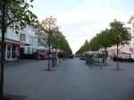 Insel Rugen Die Hauptstra�e von Binz Richtung Strand am Abend.