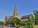 Deutschland Kirche Sankt Evergislus und Rathaus in Brenig - 08.07.2010