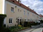 H�userzeile mit bl�henden kleinen Vorg�rten in der Pa�hammergasse in Krems-Lerchenfeld. ...