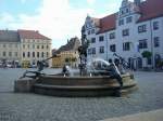 Torgau an der Elbe,
der Brunnen am Marktplatz, dahinter das Rathaus,
Juni 2010