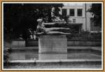 Eine Frau auf Brunnen in Hannover, am 26.07.2010  ...