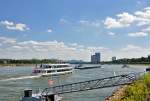 Blick vom Rheinufer in Bonn Richtung S�den mit dem Siebengebirge ...