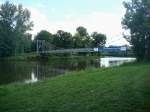 deutschland Grimma, die l�ngste H�ngebr�cke in Sachsen �berspannt mit 80m die Mulde,
gebaut 1924, 1945 gesprengt, 1949 aufgebaut, nach dem Hochwasser 2002 saniert, f�r Fu�g�nger und Radfahrer,
Juni 2010